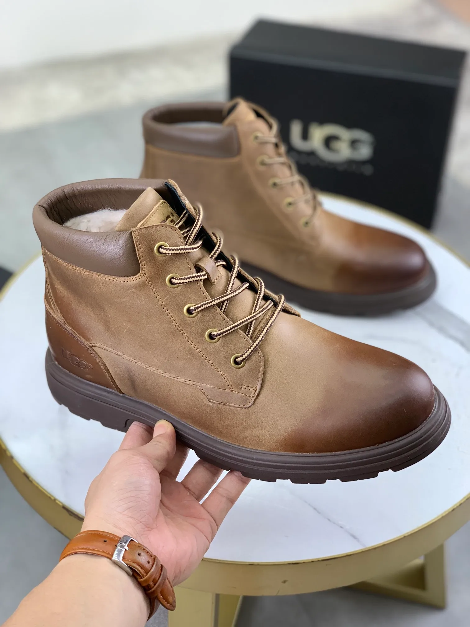 Factory price P640 💶[UGG] (full wool lining) Top-end high-quality fur integrated warm snow boots from Australia's warm luxury men's shoes brand, UGG-5877 official website synchronized, made of imported cowhide, carefully sewn...Imported rubber outsole (comfortable, soft, wear-resistant) The quality is really great...Exquisite workmanship, you can't put it down at first sight, code number: 39-44 Color: 3️⃣colors available